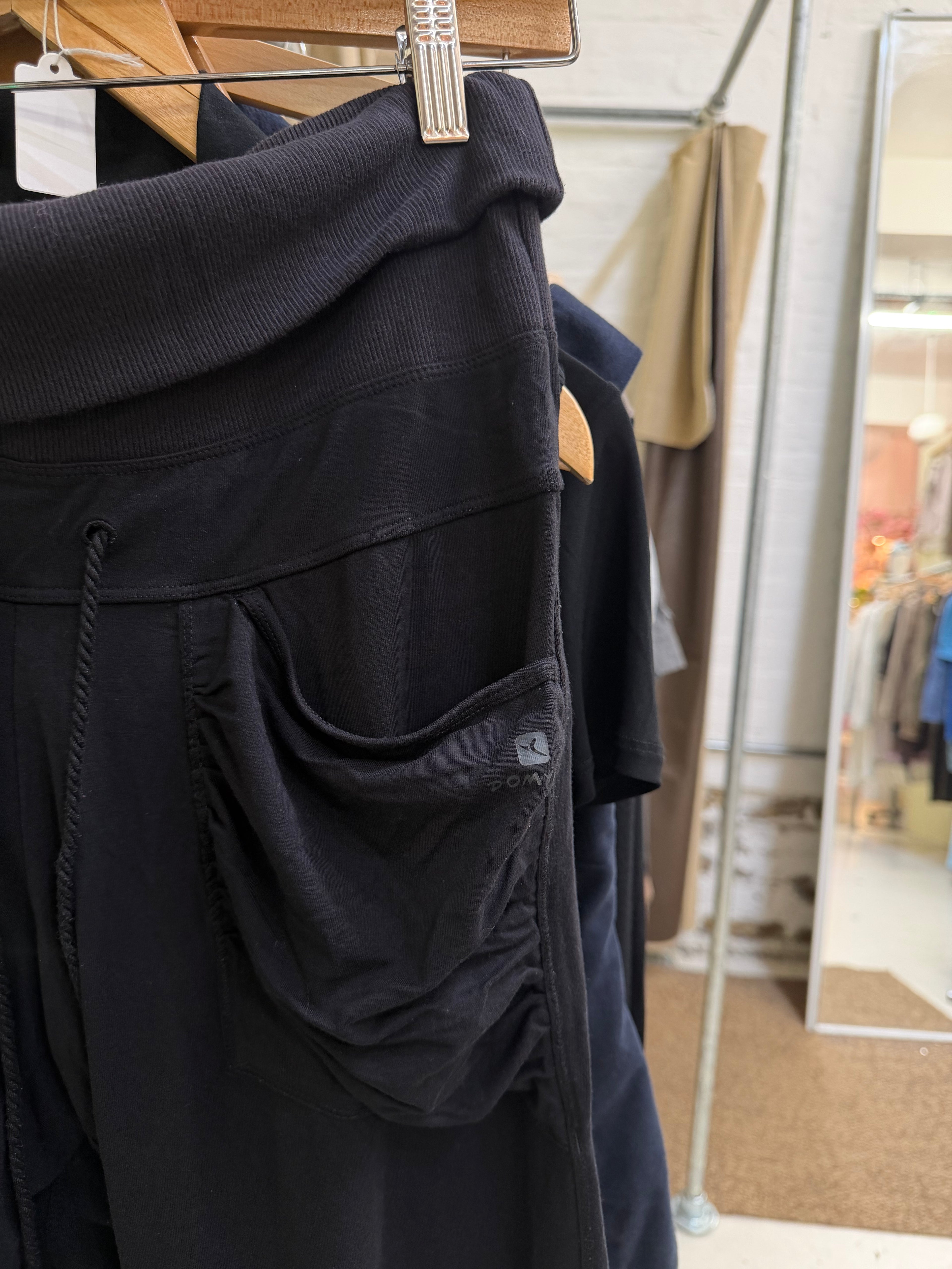 Foldover capris black m/L