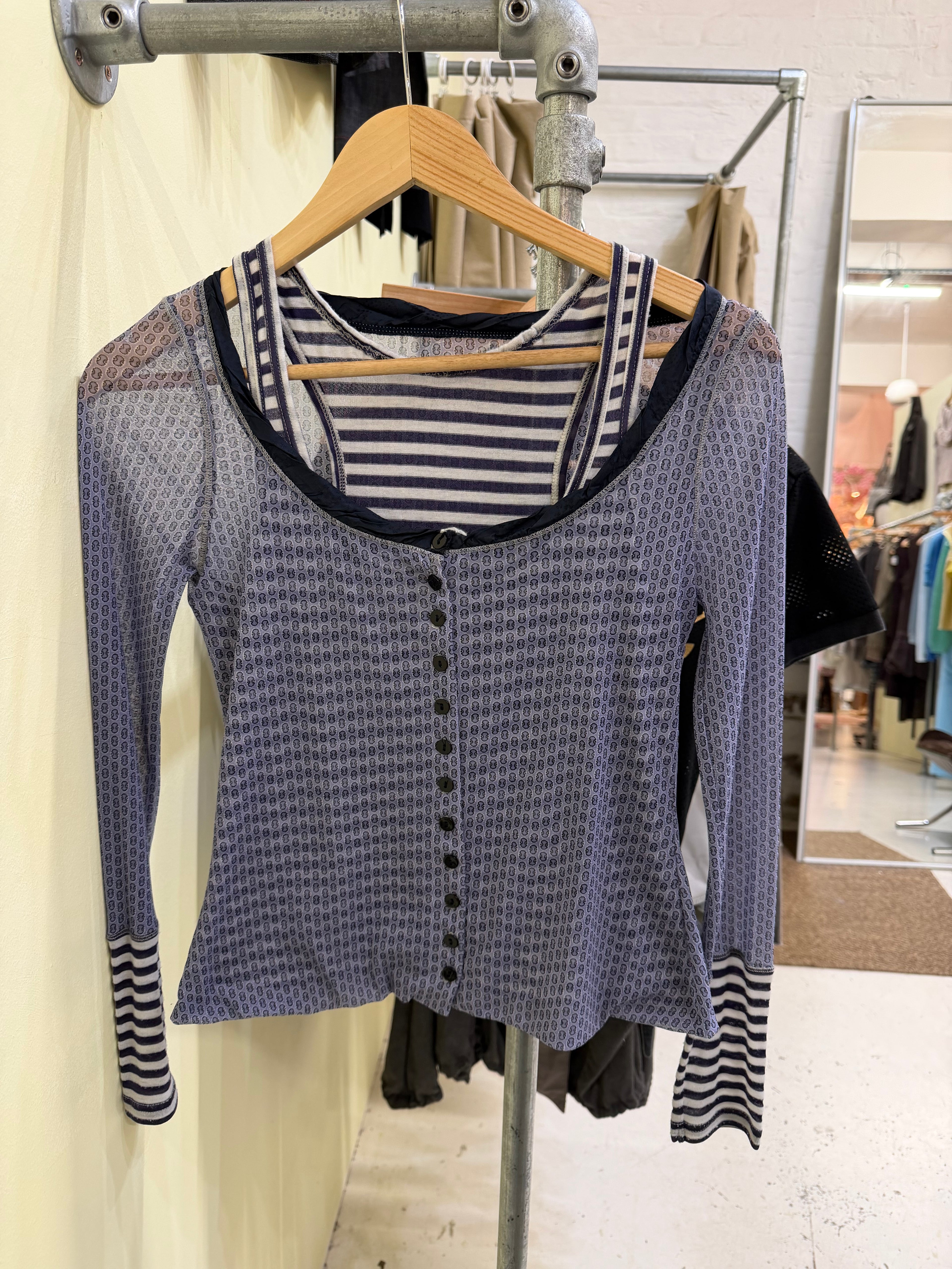 Double layered mesh top medium