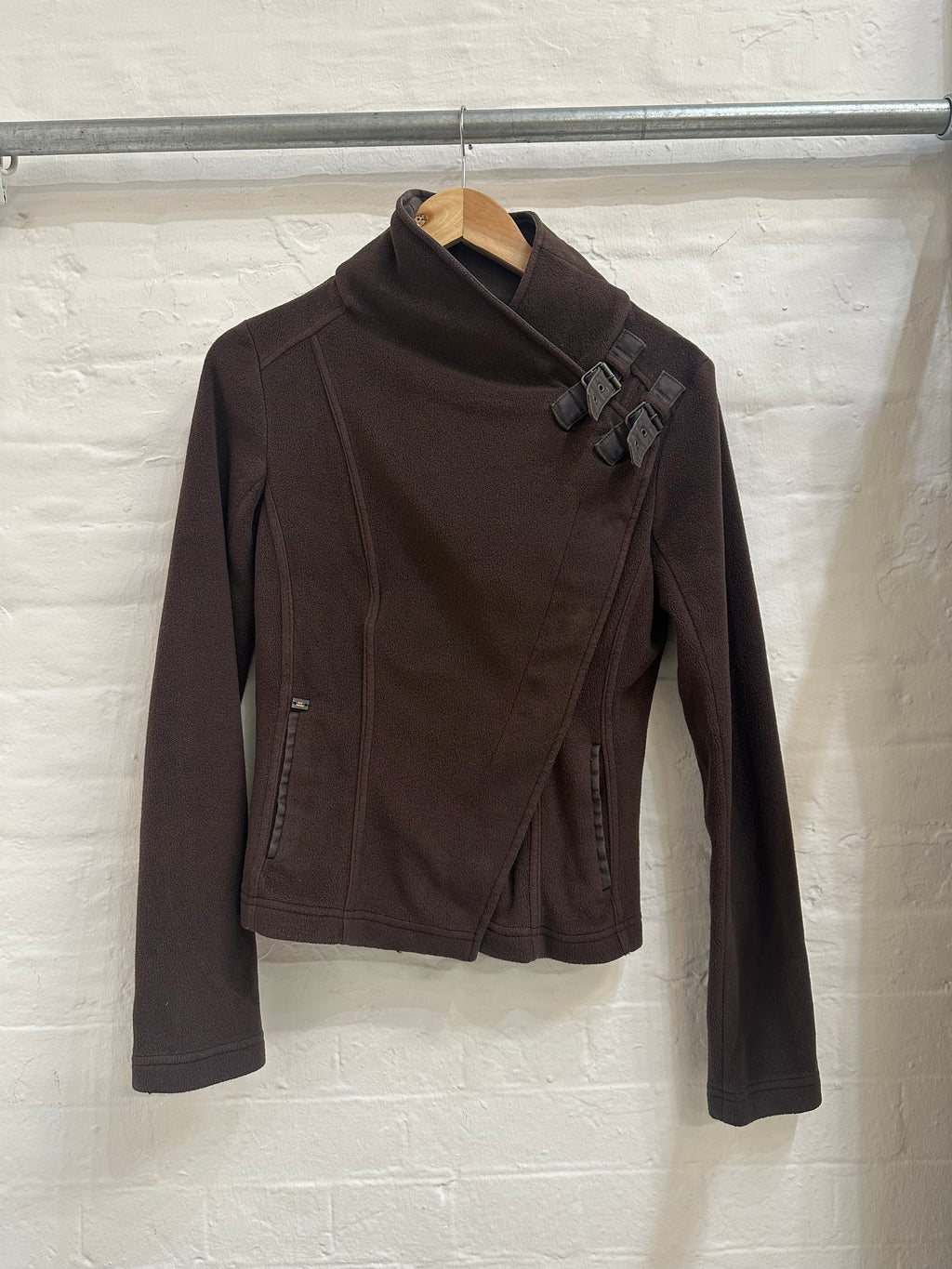 fleece jacket with an asymmetrical buckles