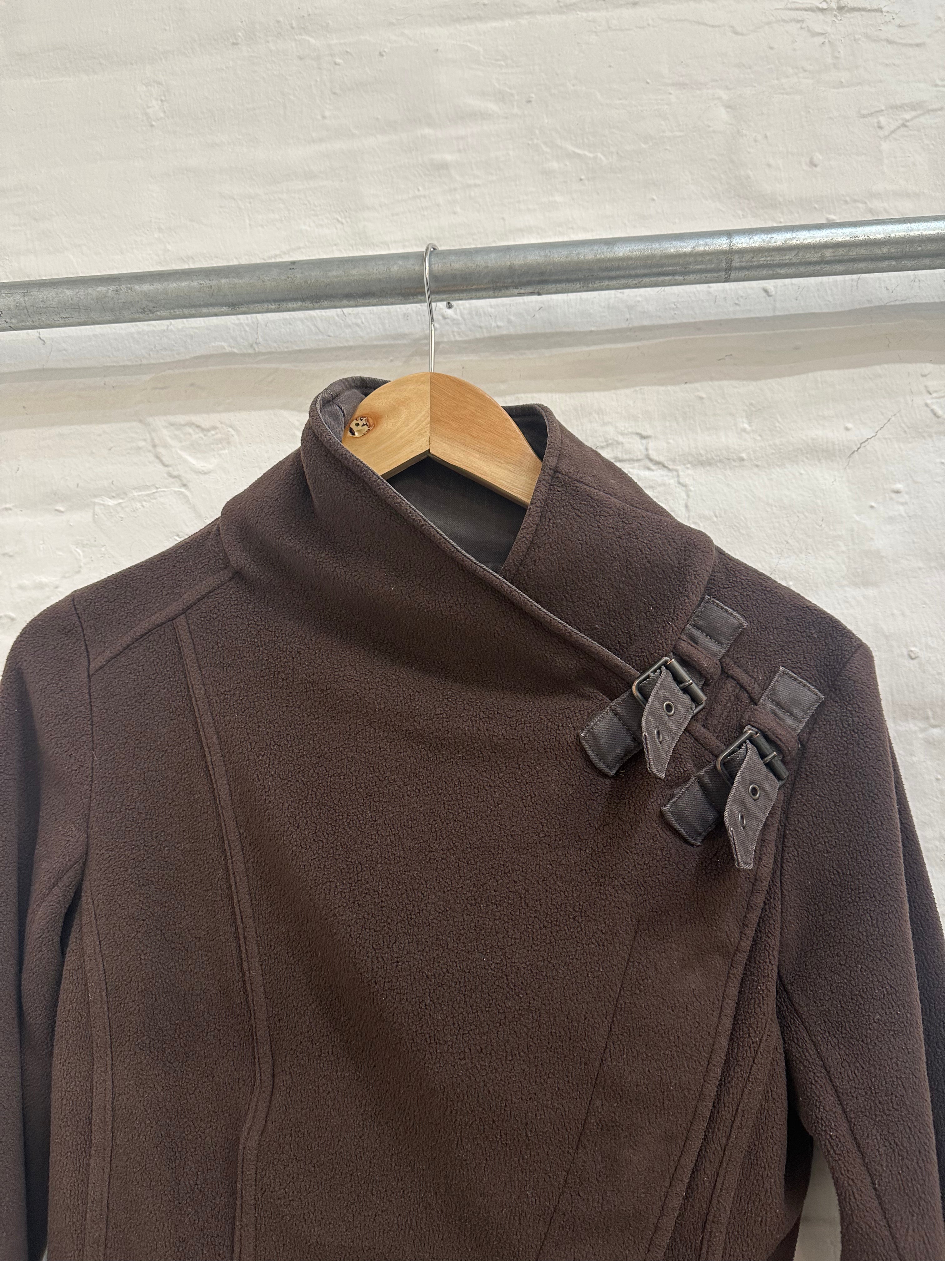 fleece jacket with an asymmetrical buckles